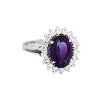 Ring mit feinem Amethyst entouriert von Brillanten