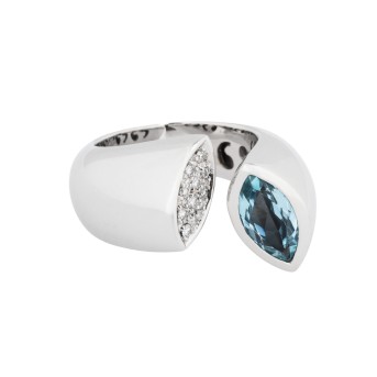 Ring mit Aquamarinnavette und Brillanten