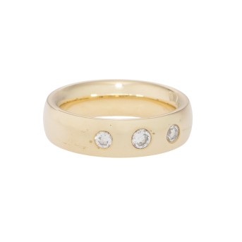 Ring with 3 diamonds,