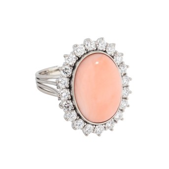 Ring mit Koralle entouriert von Brillanten zus. ca. 3 ct,