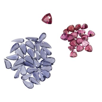 Mixed lot of calibrated rhodolites and iolites totaling 23.2 ct,