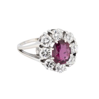 Ring with ruby surrounded by 8 brilliant-cut diamonds totaling ca. 1.3 ct,