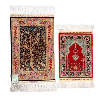 2 kleinformatige Wandteppiche aus Seide. "ÖZIPEK HEREKE, 20. Jh.: