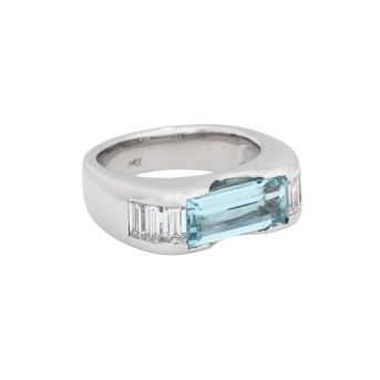 Ring with aquamarine flanked by diamond baguettes,