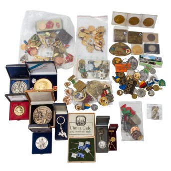 Grösserer bestand an Auszeichungen, Medailen, Pins, nach 1945,