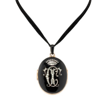 Medallion pendant with crowned monogram