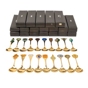 ROBBE & BERKING Satz von 19 Jahreslöffeln, 925 Silber,1969-1987.