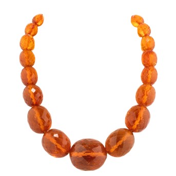 Schöne Bernsteinkette aus facettierten Oliven