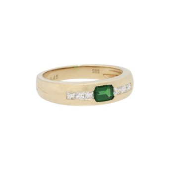 Ring with emerald,