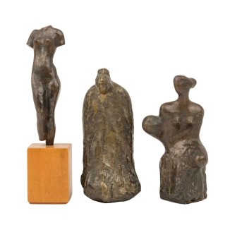 BILDHAUER/IN 20. Jh., 3 Frauenfiguren: "Hockende", "Frau mit Umhang" und "Akt",
