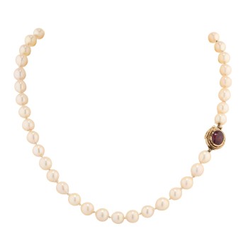 Pearl necklace with ruby clasp,
