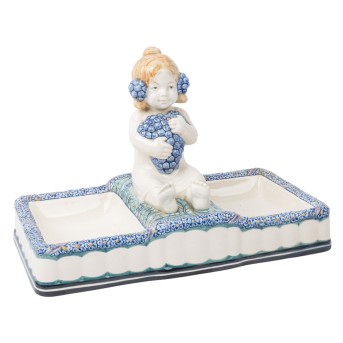 KARLSRUHER MAJOLIKA 'Traubenmädchen', 1. H. 20. Jh.