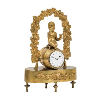 KLEINE TISCHUHR MIT SPINDELUHRWERK UND FIGURENSTAFFAGE,