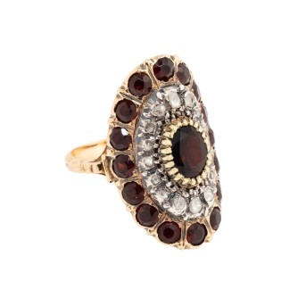 Ring mit Granat und Diamantrosen