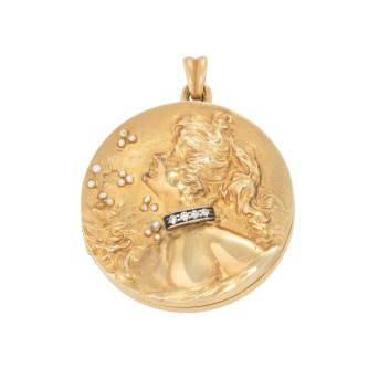 Medallion with small diamonds and pearls,