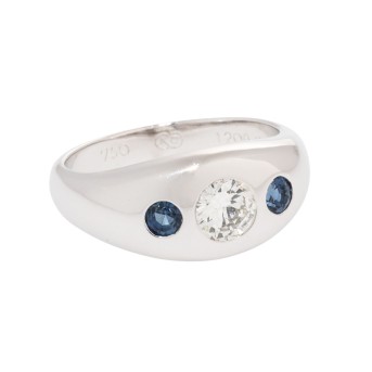 Ring with brilliant-cut diamond approx. 0.6 ct flanked by sapphires