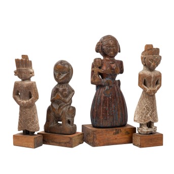 4 Statuetten aus Holz. NORD-INDIEN, um 1800: