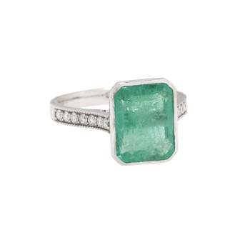 Ring with emerald of 4.55 ct (hallmarked), 