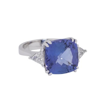 Ring mit feinem Tansanit flankiert von 2 Diamanten