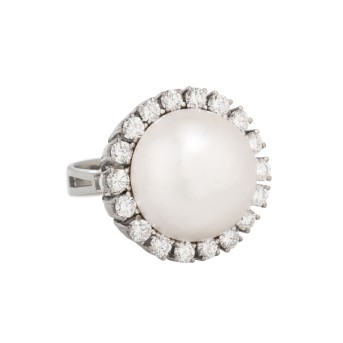 Ring with mabe pearl surrounded by diamonds