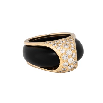 Ring with diamonds totaling approx. 1 ct set on an onyx ring,