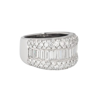 Ring mit Brillanten und Diamantbaguettes zus. ca. 4,1 ct,