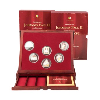 Silbergedenkmünzen zum Abschied von Johannes Paul II. und Nachfolge Benedikt XVI. mit Swarovski-Steinen. 26 Stück.