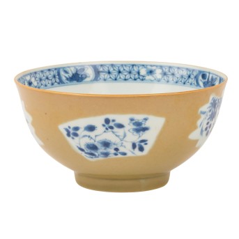Seltene Schale aus blau-weißem Porzellan mit Café-au-lait-farbenem Grund. CHINA, wohl 18. Jh. (Kangxi-Periode?).