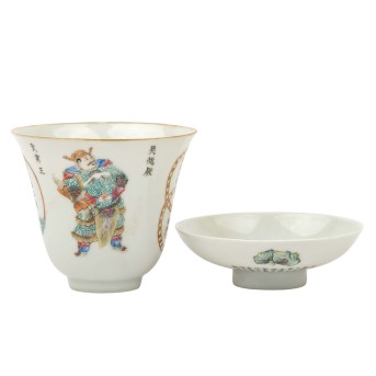 Famille rose-Teetasse mit Deckel. CHINA, 19. Jh.