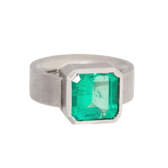 Modern ring, bes, with Colombian emerald 5.05 ct. 