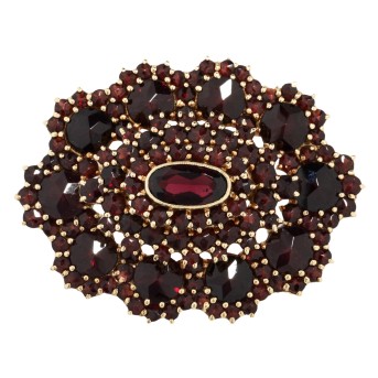 Fine brooch with faceted garnets 