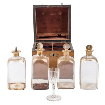 MAHOGANY DECANTER BOX