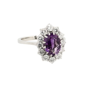 Ring mit Amethyst entouriert von Brillanten