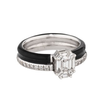 Special solitaire ring with emerald-cut diamond