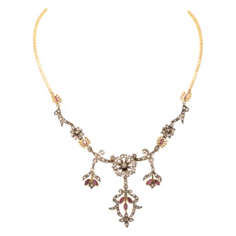 Florales Collier mit Rubinnavettes und Diamantrosen,