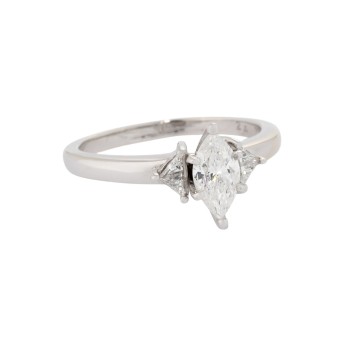 Ring mit Diamant im Navette-Schliff,