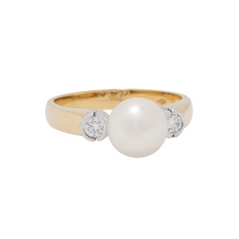 Ring with a fine Akoya pearl flanked by diamonds