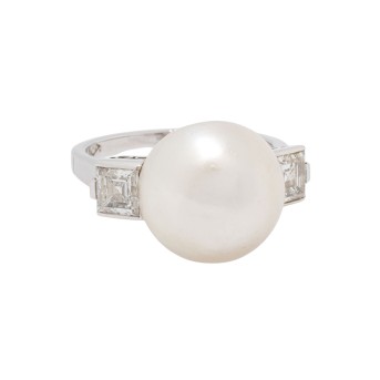 Ring mit großer Perle flankiert von Diamantcarrés,