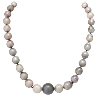 Collier aus 40 Tahitiperlen,