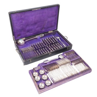 ÖSTERREICH-UNGARN 99-tlg. Speisebesteck f. 12 Personen im Originalkasten, 800er Silber, 1872-1922.