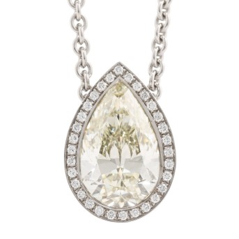 Anhänger mit Diamant im Tropfenschliff