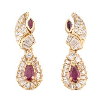 Ohrhänger mit Rubinen und Diamanten von zus. ca. 2 ct,