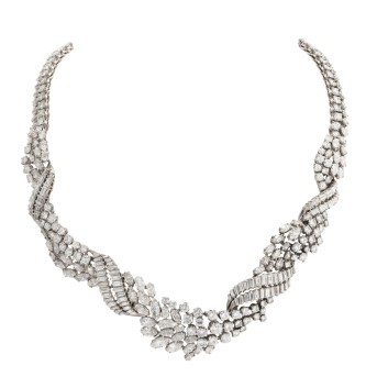 Ultra-fine necklace with 300 diamonds 