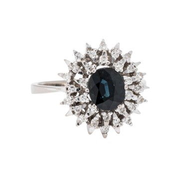 Ring mit Saphir entouriert von Diamanten zus. ca. 0,2 ct,