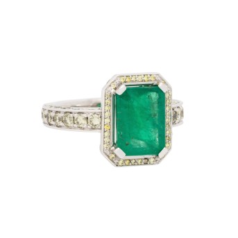 Cocktail ring with emerald and diamonds 