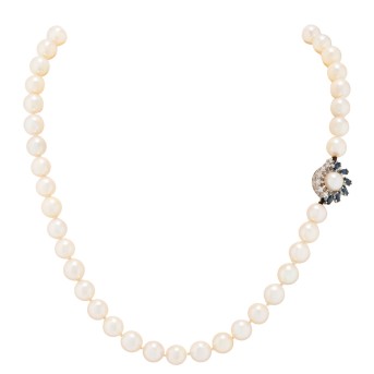 Kette aus Akoyaperlen mit Saphir-Diamant-Schließe,