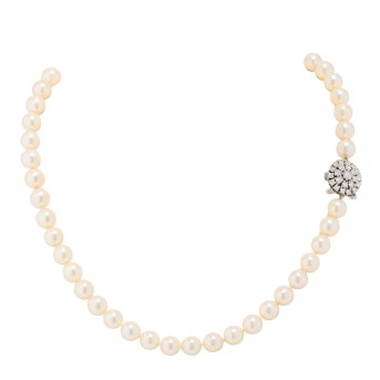 Pearl necklace with 52 Akoya cultured pearls, 