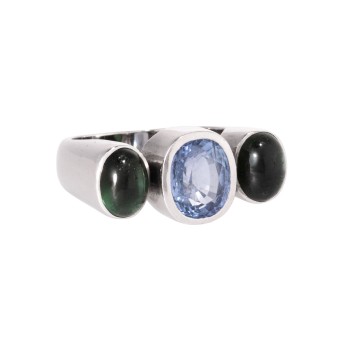 Ring mit Saphir ca. 2 ct flankiert von Turmalinen,