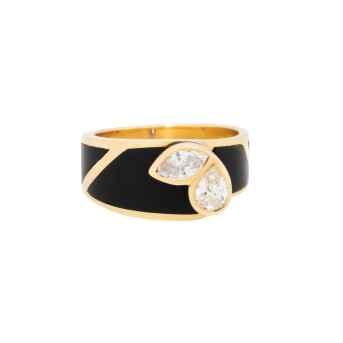 Ring mit 2 Diamanten zus. ca. 0,6 ct auf schwarzem Grund,