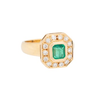 Ring mit Smaragd umgeben von Brillanten
